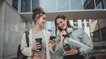 Duas estudantes na faculdade